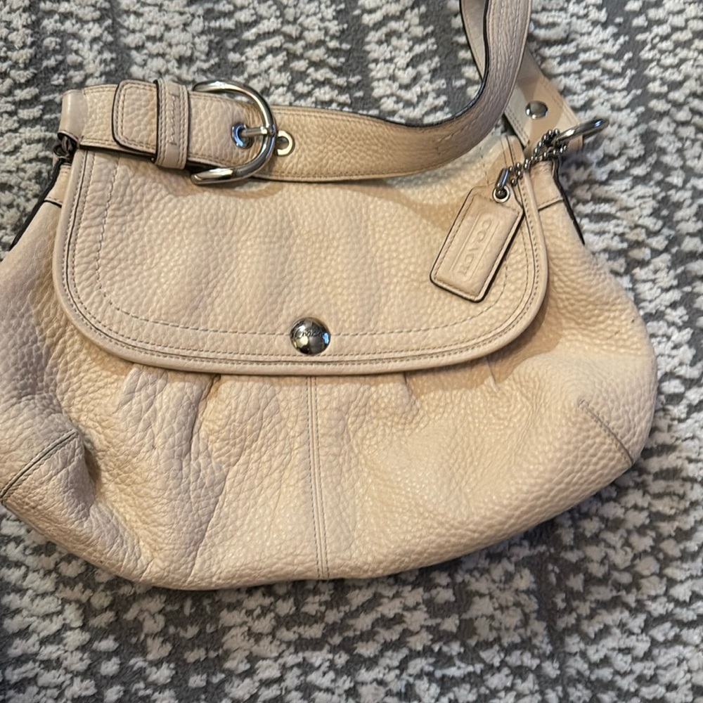 Coach Elegant Cream Leather Shoulder Bag